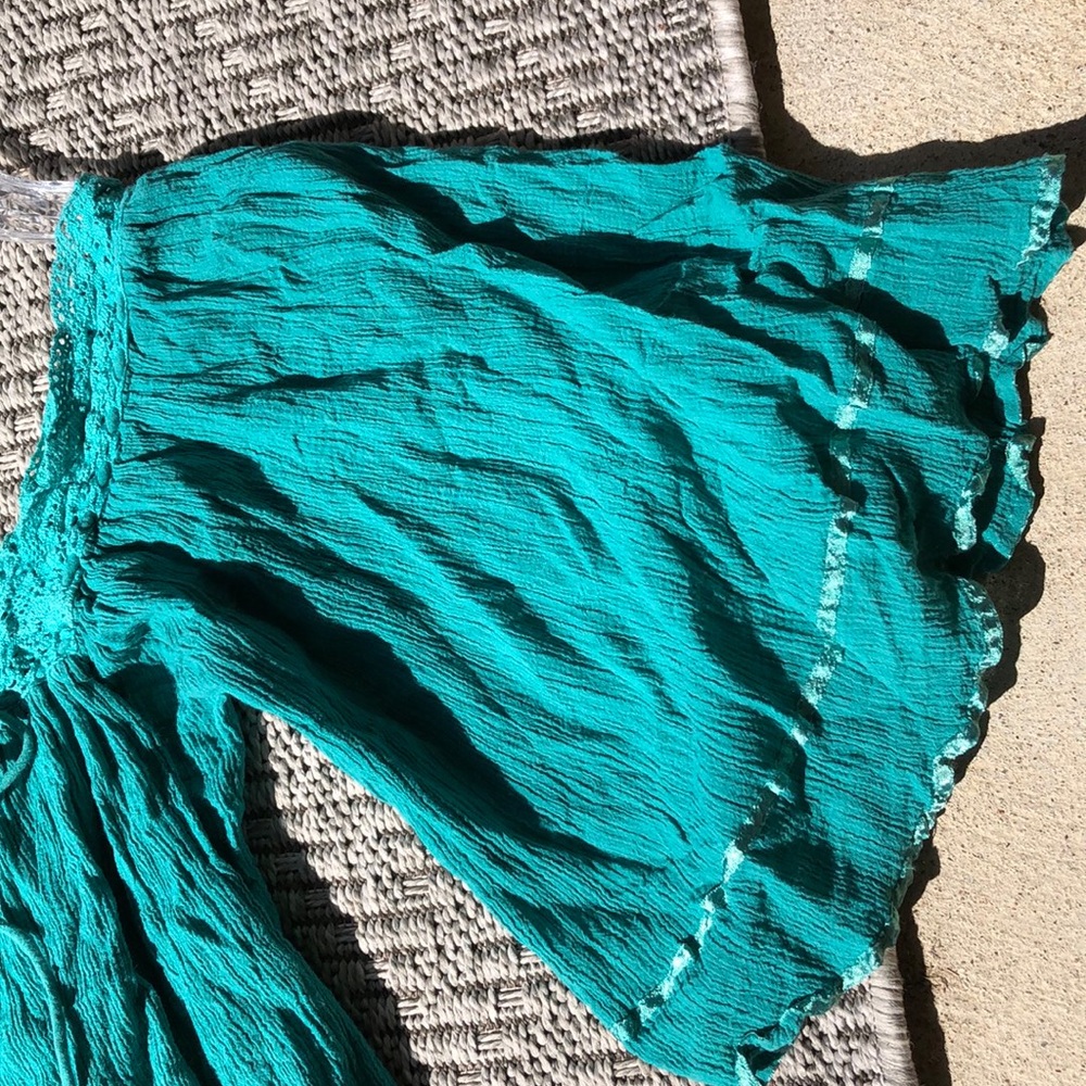 Bohemian look St Patrick’s Day green with large flowing sleeves and lace - Picture 3 of 6